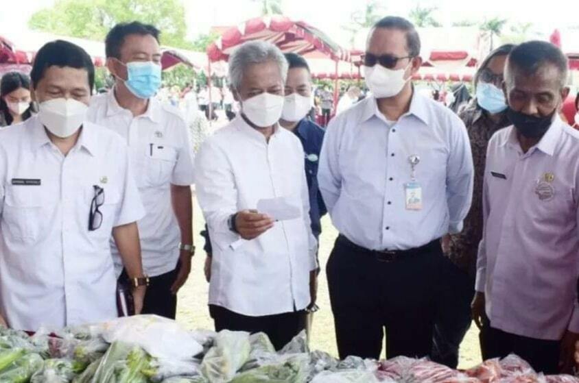 PENYALURAN. Pemkab Indramayu bersama Perwakilan Bank Indonesia Cirebon mengadakan Operasi Pasar Murah bersubsidi tahun 2022, Rabu (27/4) di alun-alun.