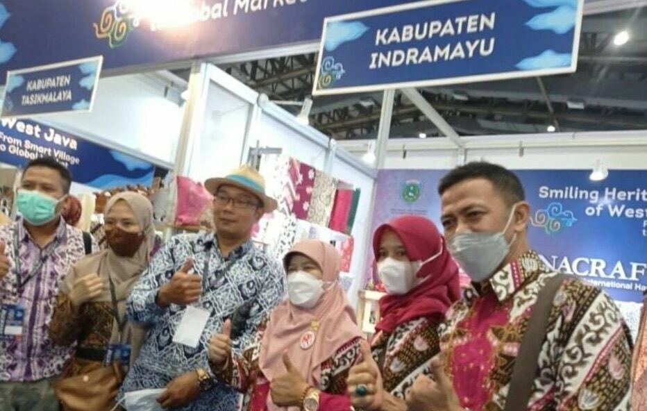 PAMERAN. Gubernur Jabar Ridwan Kamil bersama petugas stand Dekranasda Indramayu pada event International Handicraft Trade Fair 2022. Batik Complongan salah satu produk unggulan yang dipamerkan pada event tersebut.