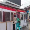 POSKO PENGAMANAN. Sejumlah anggota Polisi dibantu warga tengah membangun Posko Pengamanan Mudik Lebaran di daerah rawan macet sekitar Pasar Ciawigebang, kemarin.