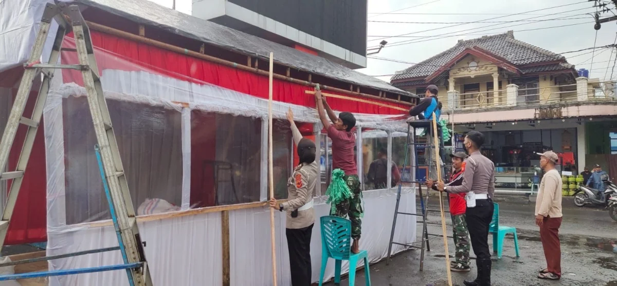 POSKO PENGAMANAN. Sejumlah anggota Polisi dibantu warga tengah membangun Posko Pengamanan Mudik Lebaran di daerah rawan macet sekitar Pasar Ciawigebang, kemarin.