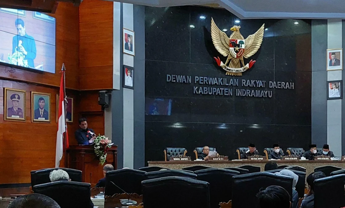 PARIPURNA. Empat pansus DPRD Indramayu menyampaikan hasil pembahasan terhadap LKPJ bupati tahun anggaran 2021 dalam rapat paripurna. Rapat paripurna dihadiri 38 dari 50 anggota DPRD.