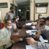 ANTUSIAS. Sejumlah PKL di Kecamatan Astanajapura dan Pabuaran mengikuti prosedur dalam mencairkan bantuan tunai yang disalurkan Polresta Cirebon.