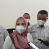 JEMPUT BOLA. Kepala Dinas Kesehatan Kabupaten Cirebon, dr Hj Neneng Nurhasanah akan menjegal para pemudik yang belum di vaksin.
