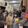 APRESIASI. Polresta Cirebon memberikan beras kepada warga yang mengikuti program vaksinasi Covid-19.