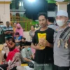SENANG. Warga didampingi Petugas Polresta Cirebon menunjukkan minyak gireng yang dibagikan usai mengikuti vaksinasi booster, kemarin.