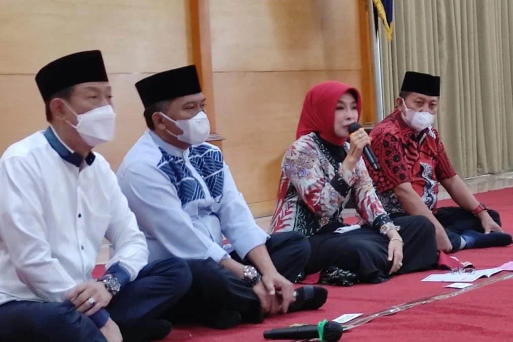 MASUKAN. Wabup Cirebon, Hj Wahyu Tjiptaningsih memberikan tausiyah kepada para ASN di lingkungan Setda Kabupaten Cirebon, didampingi Sekda dan para Asisten daerah serta Staf Ahli.