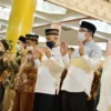 TARAWIH BERJAMAAH. Gubernur Jawa Barat Ridwan Kamil salat tarawih berjemaah dan memberikan tausiah di Masjid Kampus UGM, Yogyakarta, Selasa (54).