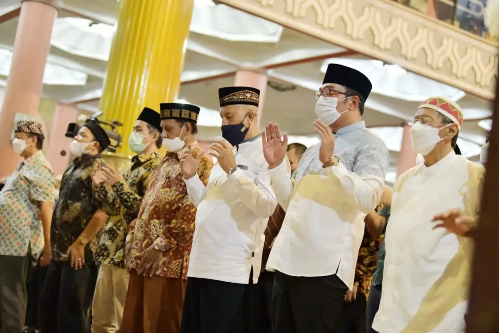 TARAWIH BERJAMAAH. Gubernur Jawa Barat Ridwan Kamil salat tarawih berjemaah dan memberikan tausiah di Masjid Kampus UGM, Yogyakarta, Selasa (54).