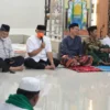 TARAWIH KELILING. Bupati H Acep Purnama melakukan tarawih keliling (Tarling) di Masjid Al-Falaah, Kelurahan Cirendang, Kecamatan Kuningan, Kabupaten Kuningan, Minggu (17/4).