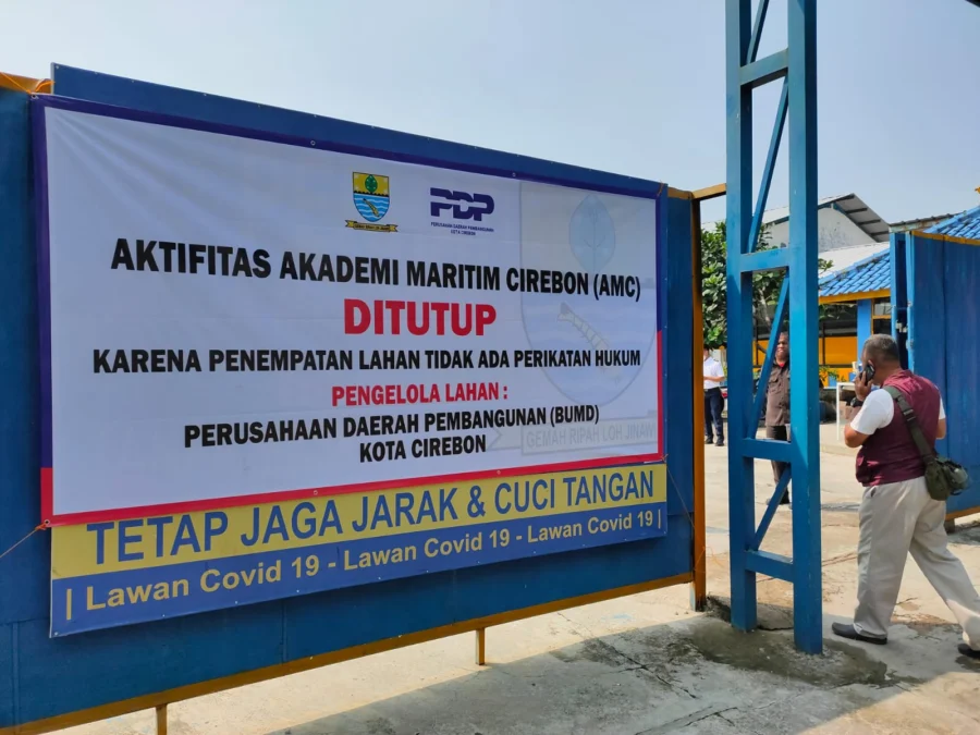 TUTUP AKSES AMC. Direksi PD Pembangunan (PDP) Kota Cirebon bersama Jaksa Pengacara Negara (JPN) melakukan penutupan akses aktifitas AMC karena pihak AMC tak kunjung memenuhi kewajiban keuangan, kemarin.