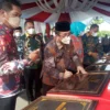 Bupati Cirebon, Imron saat menandatangani prasasti pembangunan tahun anggaran 2021