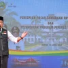 Gubernur Jawa Barat Ridwan Kamil saat meluncurkan program pemesanan minyak goreng bersubsidi melalui Aplikasi Sapawarga, di Kota Depok, Jumat (8/4/2022).