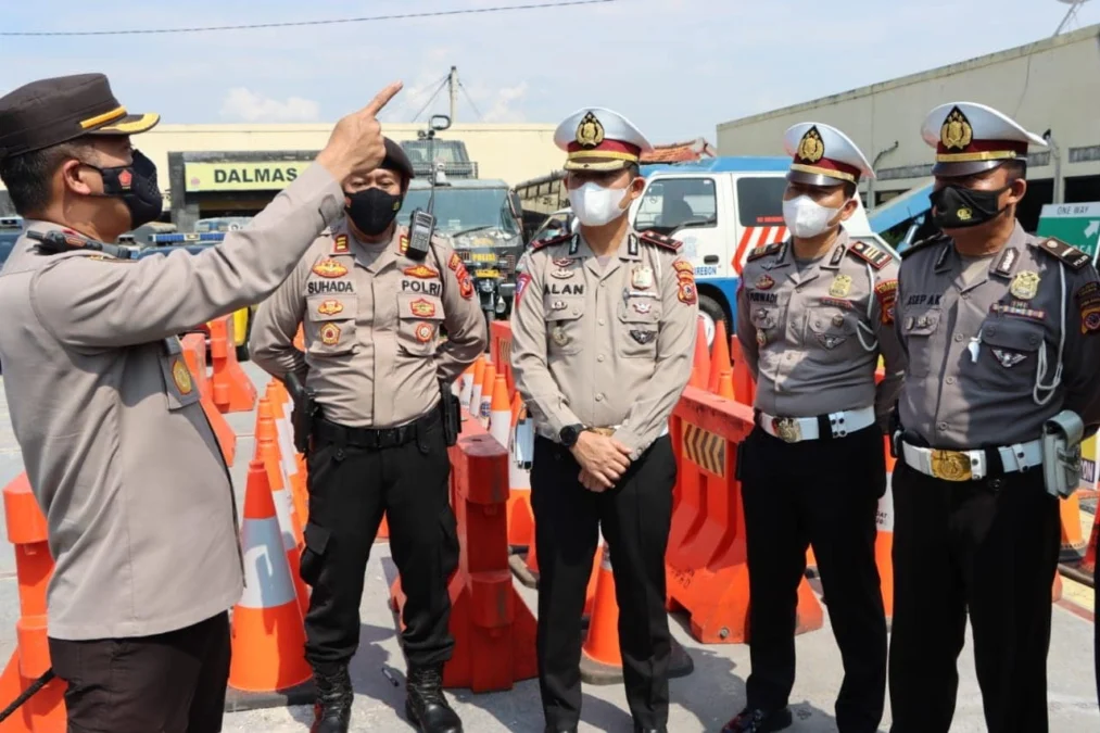 DIPERSIAPKAN. Kapolresta Cirebon, Arif Budiman memimpin rapat persiapan penanganan dan pengamanan arus mudik di wilayah Polresta Cirebon, kemarin.