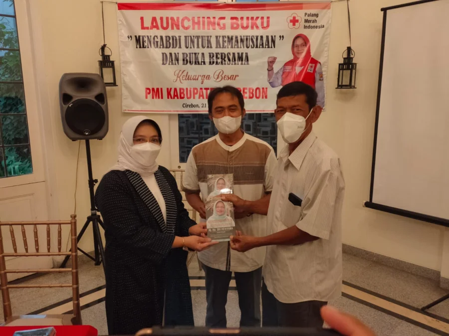 LAUNCHING BUKU. Ketua PMI Kabupaten Cirebon, Rd Sri Heviyana melaunching buku keduanya tentang semangat "Mengabdi untuk Kemanusiaan" pada momen Hari Kartini, Kamis (21/04) kemarin.