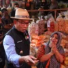 DEKATI PEDAGANG. Gubernur Jabar, Ridwan Kamil mendatangi pedagang di Pasar Kepuh setelah acara peresmian hasil revitasasi, Sabtu (23/4).