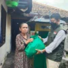SIMBOLIS. Ketua Jabar Bergerak Kabupaten Cirebon, Rudianto menyerahkan paket sembako kepada warga yang terdampaK bencana putting beliung di Desa Lurah, Kecamatan Plumbon.