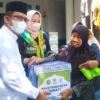 Baznas Bagi Paket Ramadan untuk Lansia, Titipan dari ZIS INI dan IPPAT