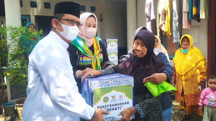 Baznas Bagi Paket Ramadan untuk Lansia, Titipan dari ZIS INI dan IPPAT