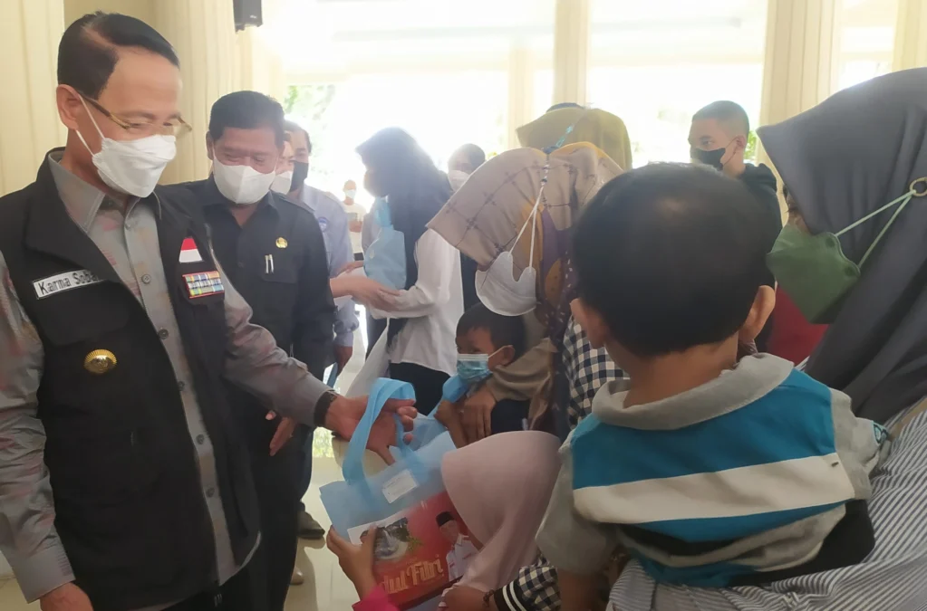 PEDULI. Bupati Majalengka memberikan santunan kepada anak yatim, bekerjasama dengan Lembaga Perlindungan Anak Indonesia (LPAI) Kabupaten Majalengka.