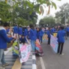 TERTIB. Mahasiswa Majalengka menggelar unjuk rasa dengan aman dan menjalankan protokol kesehatan, di depan pendopo Bupati Majalengka.