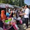 MENYAPA. Presiden RI, Joko Widodo menyapa para pedagang di Pasar Harjamukti, Kota Cirebon, kemarin. Jokowi juga membagikan Bantuan Modal Kerja (BMK) serta Bantuan Langsung Tunai (BLT) minyak goreng kepada peserta program keluarga harapan (PKH).