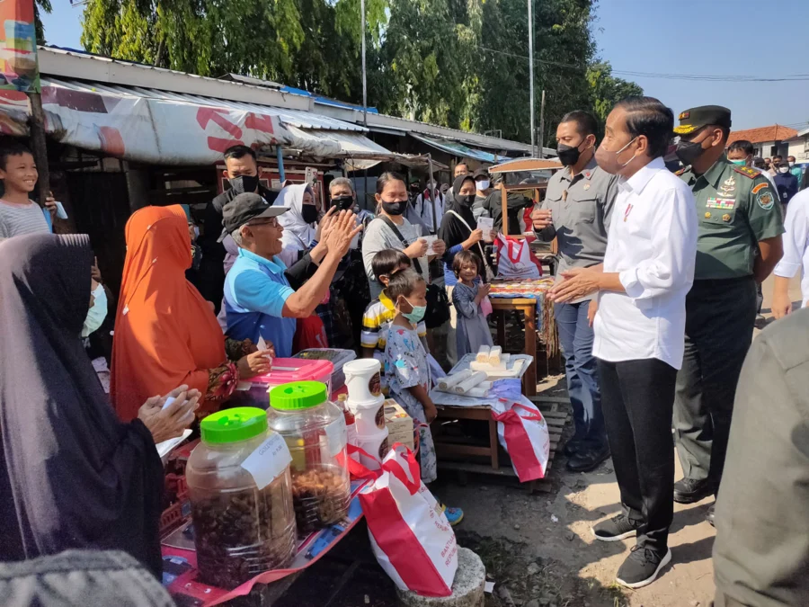 MENYAPA. Presiden RI, Joko Widodo menyapa para pedagang di Pasar Harjamukti, Kota Cirebon, kemarin. Jokowi juga membagikan Bantuan Modal Kerja (BMK) serta Bantuan Langsung Tunai (BLT) minyak goreng kepada peserta program keluarga harapan (PKH).