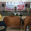 SERBA BISA. Salah satu peserta saat mengikuti lomba pidato di Aula Gedung PGRI Kabupaten Cirebon, kemarin. Kali ini,lomba hanya diikuti tenaga pendidik perempuan.