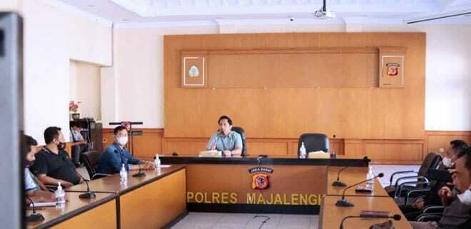 BRIEFING. Kasat Reskrim Polres Majalengka memimpin rapat bersama Kanir Reskrim, untuk memetakan lokasi rawan kriminalitas jelang mudik Lebaran 2022.