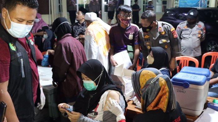 KEKEBALAN. Polrs Majalengka menggelar vaksinasi booster di pusat perbelanjaan dan masjid, sebagai upaya agar masyarakat lebih siap dan aman menghadapi Lebaran.