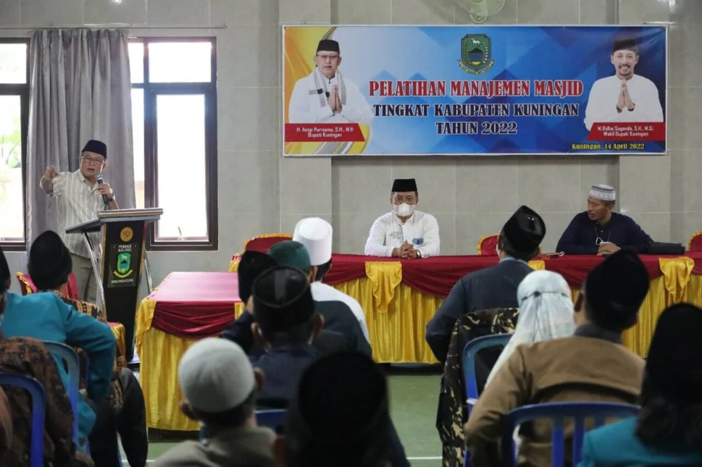 MANAJEMEN MASJID. Sekda Dr H Dian Rachmat Yanuar MSi menjadi pemateri dalam pelatihan pengelolaan manajemen masjid di Desa Balong, kemarin (17/4).