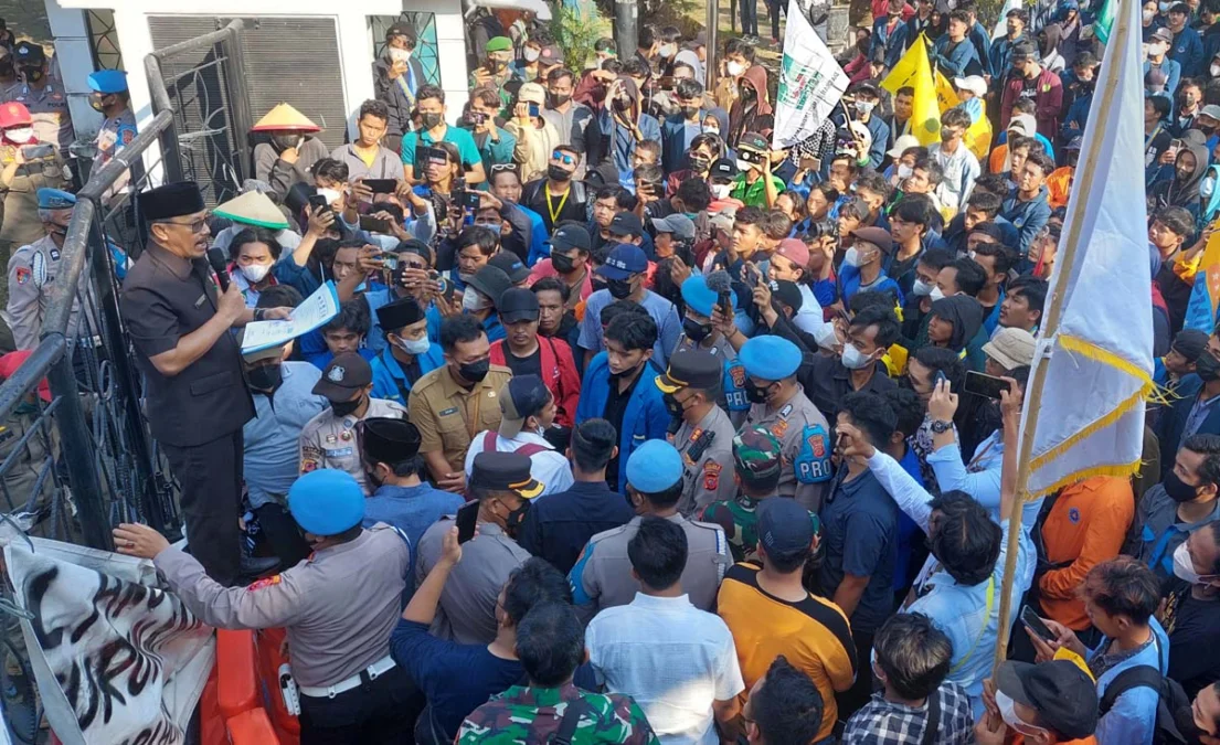 TEMUI PENDEMO. Ketua DPRD Indramayu Syaefudin membacakan lima tuntutan mahasiswa yang sudah ditandatanganinya. Dirinya hanya akan menindaklanjuti yang merupakan kewenangan pemerintah daerah.