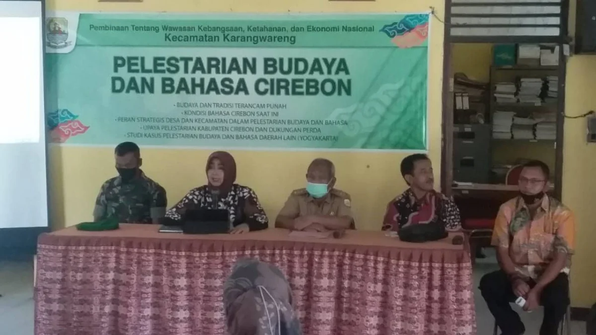 DIPERTAHANKAN. Anggota DPRD Kabupaten Cirebon, Hj Hanifah saat mengisi materi pelestarian budaya dan bahasa cirebon di kecamatan.