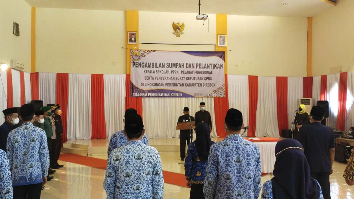 DILANTIK. Bupati Cirebon, H Imron melantik ratusan PPPK dan Kepala Sekolah.