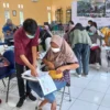 DIBINA. Sejumlah warga sekitar Cirebon Power mengikuti pelatihan marketing digital.