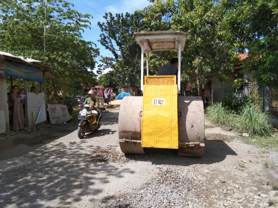 PERSIAPAN. Alat berat mini didatangkan untuk memperbaiki jalan Tegalgubug-Kaliwedi.