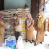 DKPPP Kota Cirebon dan Bulog Cirebon memantau kenaikan harga beras di pasar