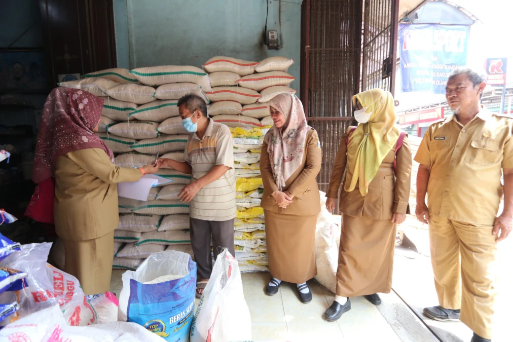 DKPPP Kota Cirebon dan Bulog Cirebon memantau kenaikan harga beras di pasar