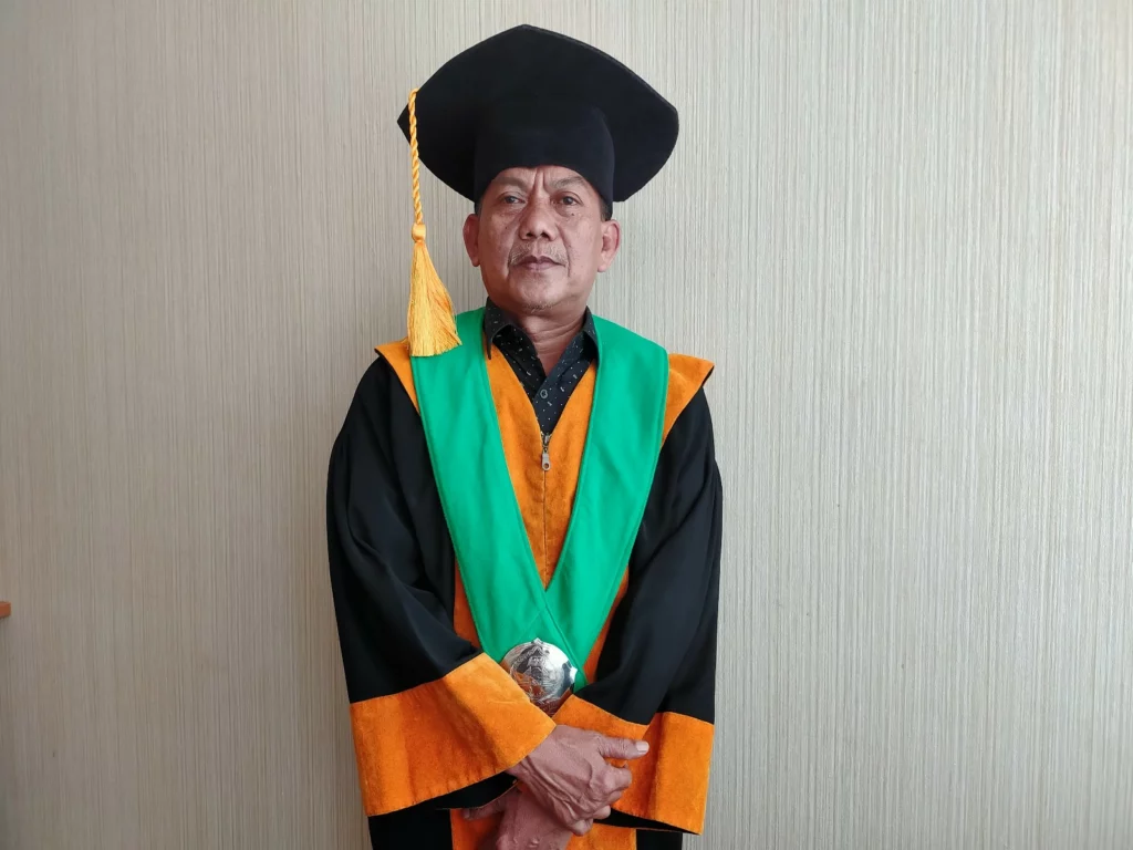 Dosen paling senior IAIN Cirebon, Dr H Suteja MA menyandang guru besar