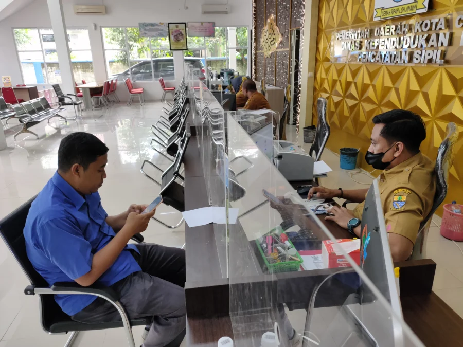 Warga Kota Cirebon konsultasi program Identitas Kependudukan Digital (IKD)