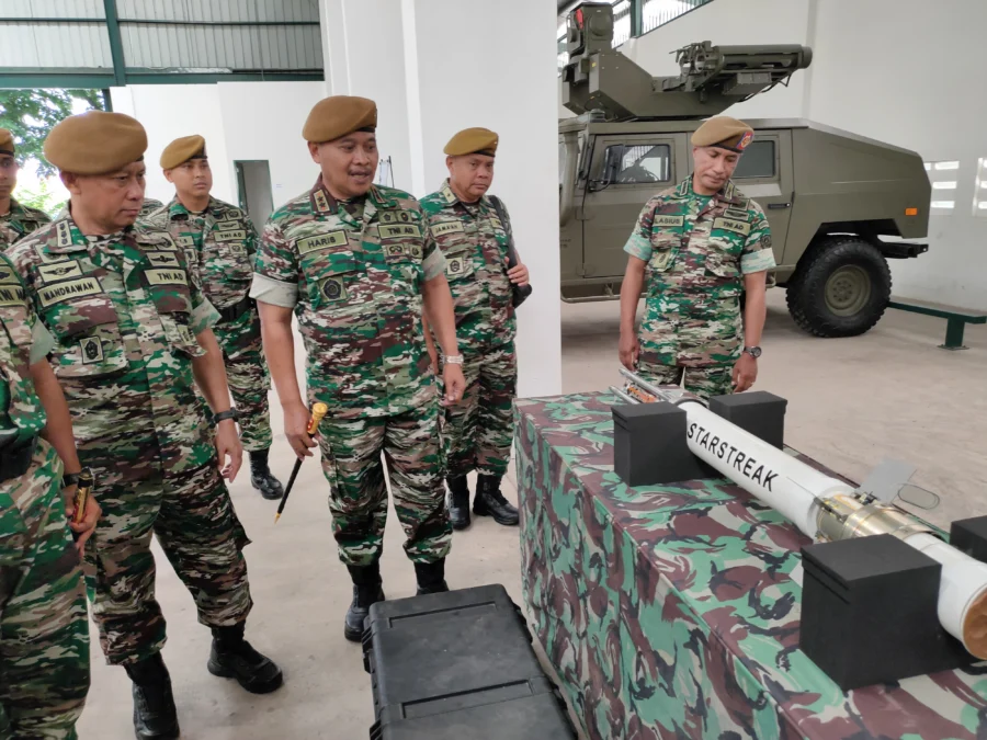 Danpussenarhanud, Mayjen TNI Haris Sarjana meninjau persenjataan di Hanggar Yon Arhanud 14/ PWY