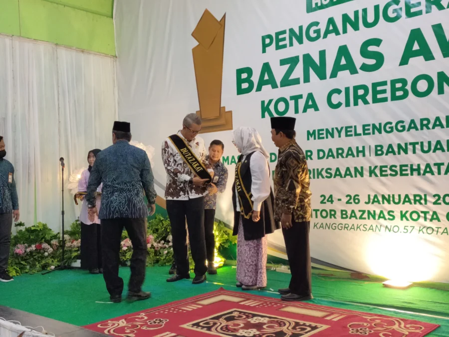 Penganugerahan Duta Zakat kepada trisula Pemkot Cirebon