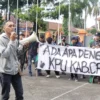 HMI Cirebon demo ke kantor KPU Kabupaten Cirebon