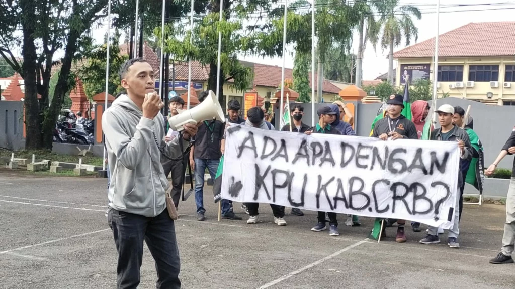 HMI Cirebon demo ke kantor KPU Kabupaten Cirebon