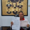 DITERIMA. Sekretaris DPRD Indramayu, Ali Fikri menunjukkan copy surat Wakil Bupati Indramayu, Lucky Hakim dan tanda terima surat. FOTO: TARDIARTO AZZA/RAKYAT CIREBON