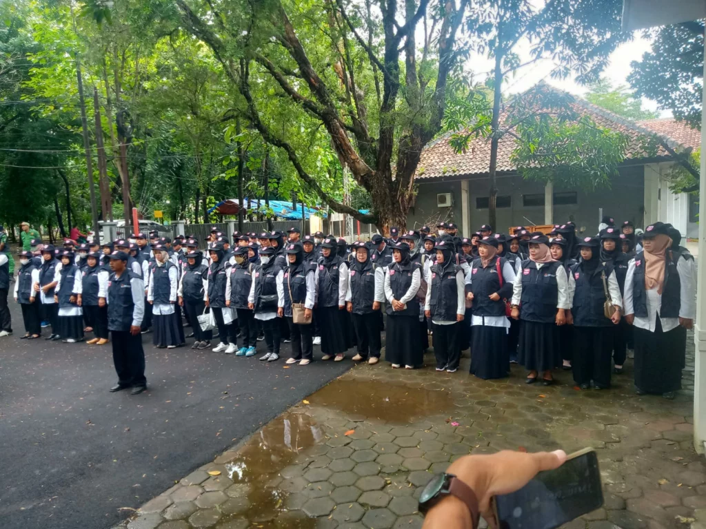 DILANTIK. Petugas pantarlih Kota Cirebon dilantik serentak, Minggu (12/02). Mereka akan mulai bekerja melakukan pencoklitan.