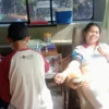 DONOR DARAH. Masih dalam momentum HUT ke-15, DPC Partai Gerindra Kota Cirebon mengisinya dengan kegiatan sosial donor darah, Minggu 19 Februari 2023. FOTO: ASEP SAEPUL MIELAH/RAKYAT CIREBON