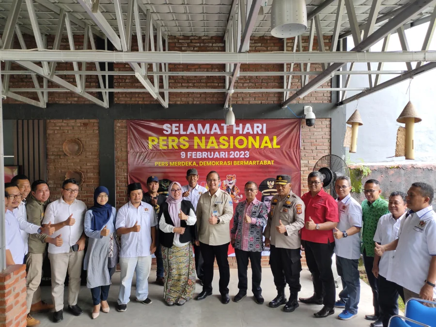 Wakil Walikota Cirebon, Dra Hj Eti Herawati pose bersama jajaran pengurus PWI Cirebon dan Forkopimda Kota Cirebon pada momen hari pers nasional (HPN), Kamis 9 Februari 2023.