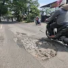 DPUTR Kota Cirebon memasang rambu di 12 titik jalan berlubang yang belum bisa diperbaiki, karena anggaran yang belum turun. Salah satunya di ruas Jalan Perjuangan-Majasem.