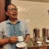PERMOHONAN PAW. Sekretaris DPC Partai Gerindra Kota Cirebon, Asep Kurnia saat diwawancarai mengenai surat permohonan PAW untuk Affiati yang sudah dilayangkan ke DPP, kemarin. Dia juga mengakui bahwa Gerindra resmi memecat Affiati. FOTO: ASEP SAEPUL MIELAH/RAKYAT CIREBON