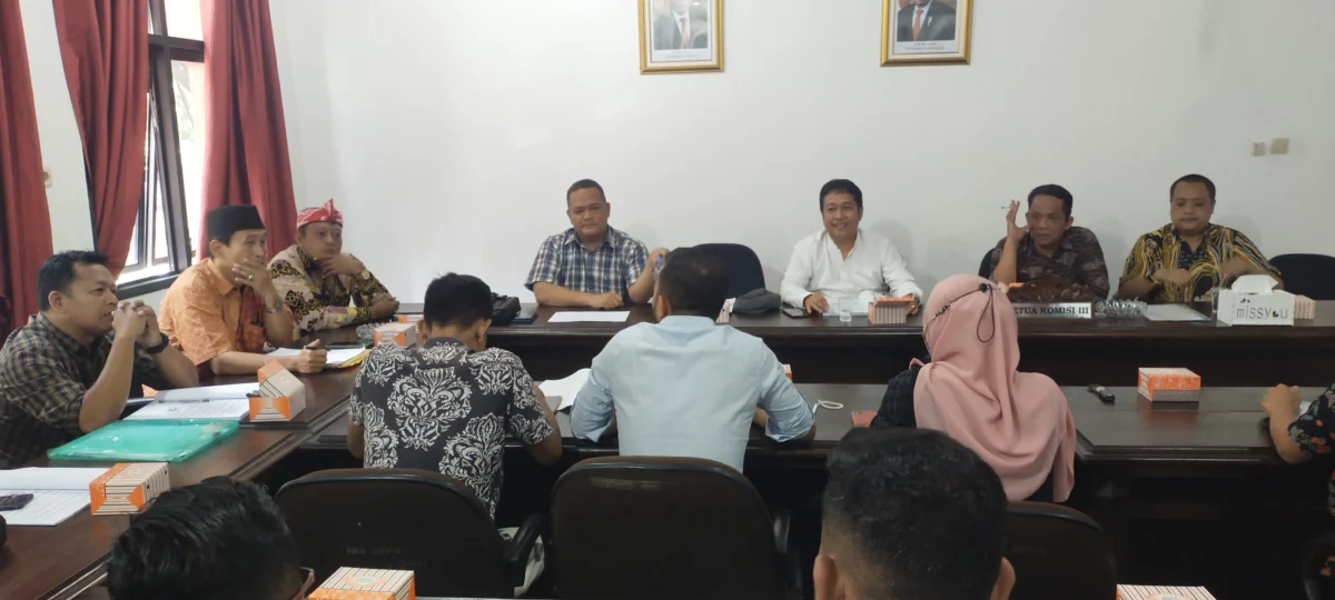 Rapat kerja Komisi III DPRD bersama DPKPP, BKAD Kabupaten Cirebon, Forum RW dan pimpinan Perumnas Cirebon, Jumat (10/2). DPRD mengancam menghentikan proyek Perumnas di Kabupaten Cirebon.